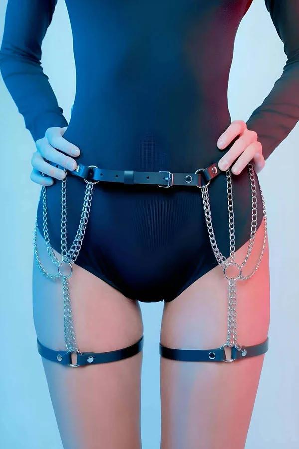 Siyah vegan deri bel bantlı gümüş zincirli jartiyer harness, uyluk bantları ve O-ring detayı