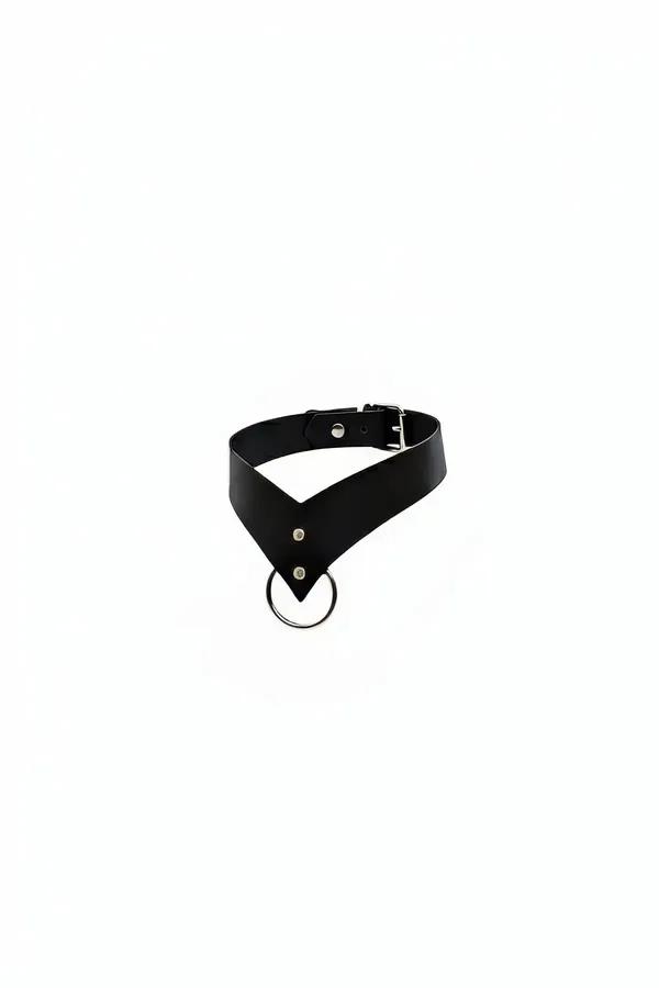 Siyah vegan deri choker V kesim ön panel ve gümüş O-halka detayı, ayarlanabilir metal toka