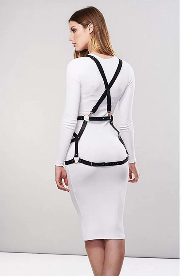 siyah vegan deri elbise üzeri body harness gümüş O-ring geometrik kayış beyaz elbise kombinasyonu