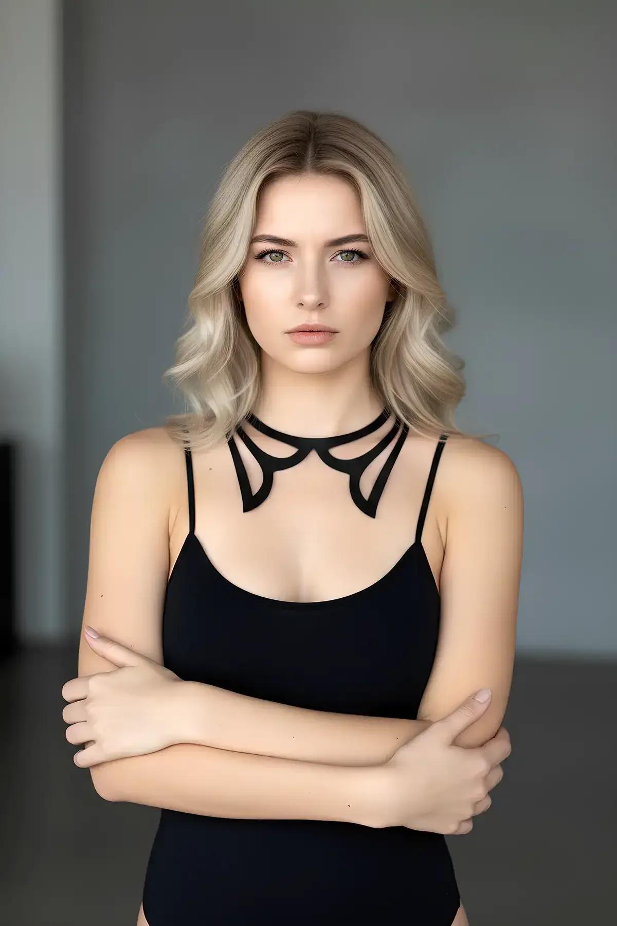 Siyah vegan deri lazer kesim choker kolye, üç kemerli geometrik yaka kadın boynunda