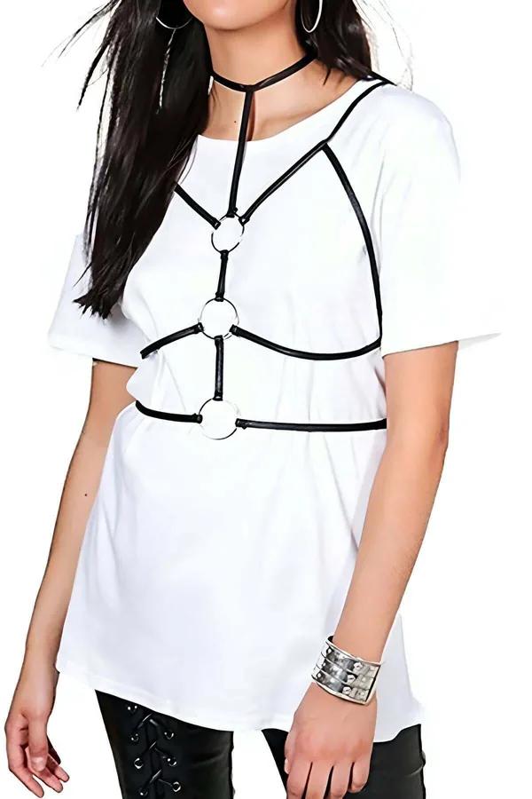 siyah suni deri göğüs harness gümüş O-halka detaylı beyaz tişört üzerine giyilmiş
