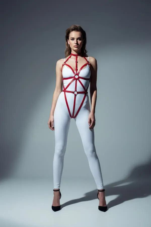 kırmızı vegan deri body harness geometrik kayış gümüş O-halka detaylı kadın tam vücut görünümü
