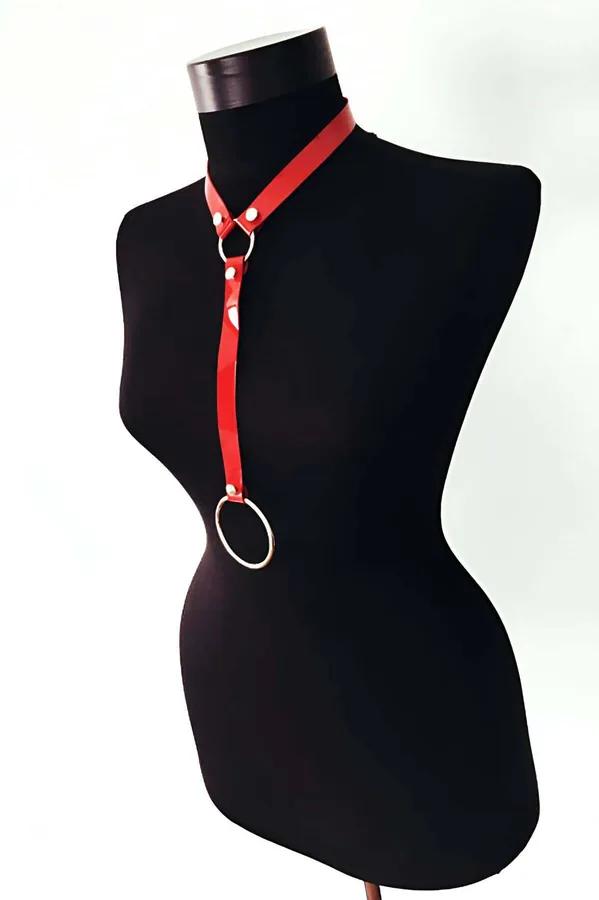 parlak kırmızı suni deri choker boyun bandı gümüş O-halka sarkıt strap detayı siyah manken