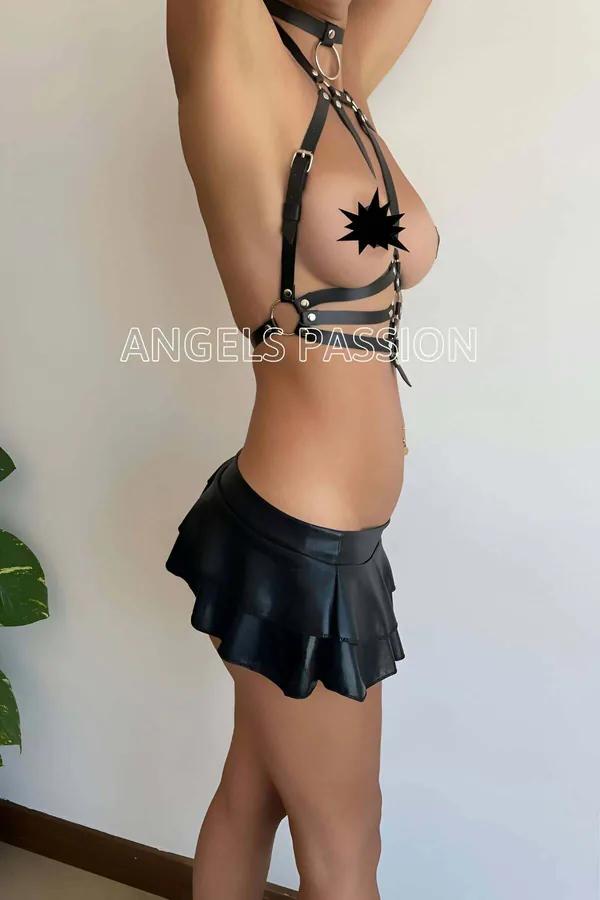 Siyah suni deri göğüs harness boyunluklu choker ve çift O-halka metal perçinli çok bantlı tasarım