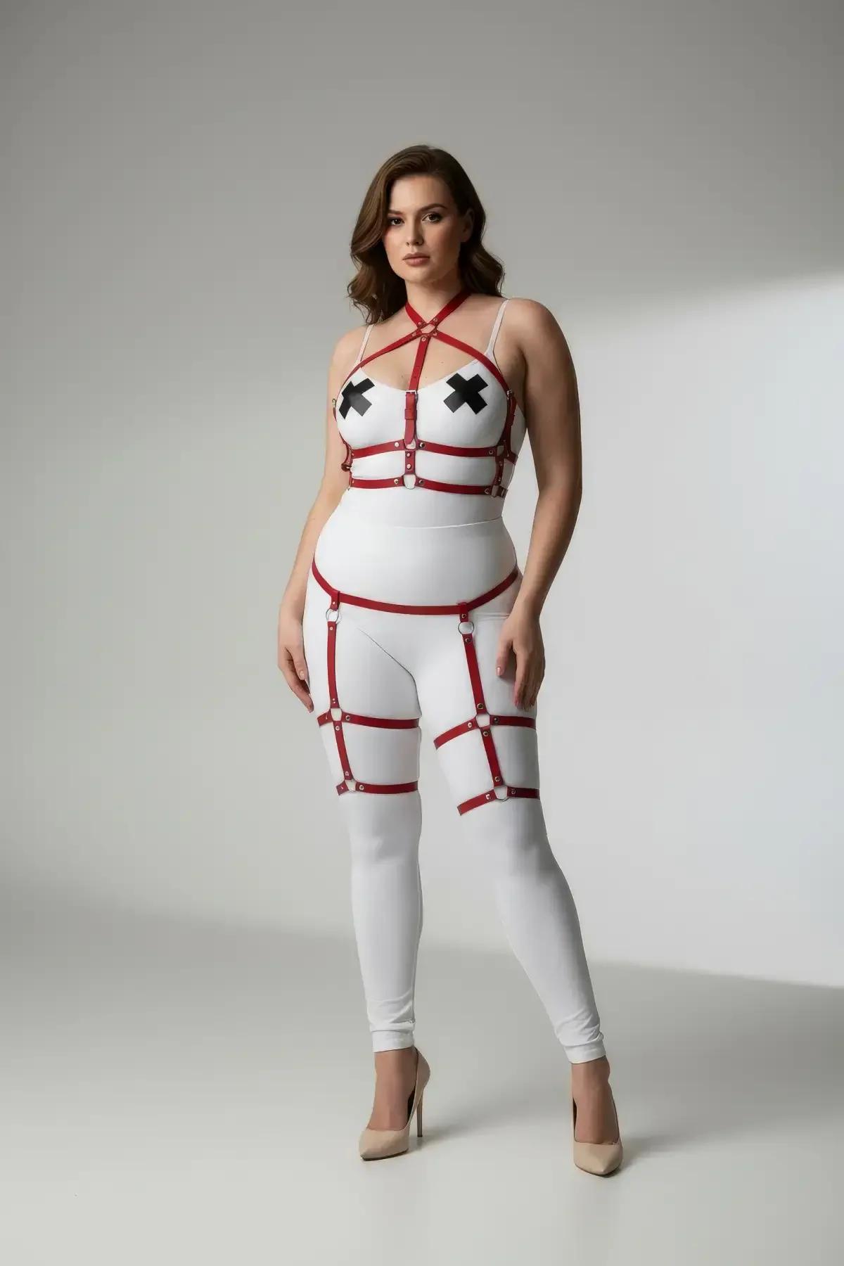 kırmızı vegan deri jartiyer harness kombini büyük beden göğüs ve bacak bantlı gümüş tokalı