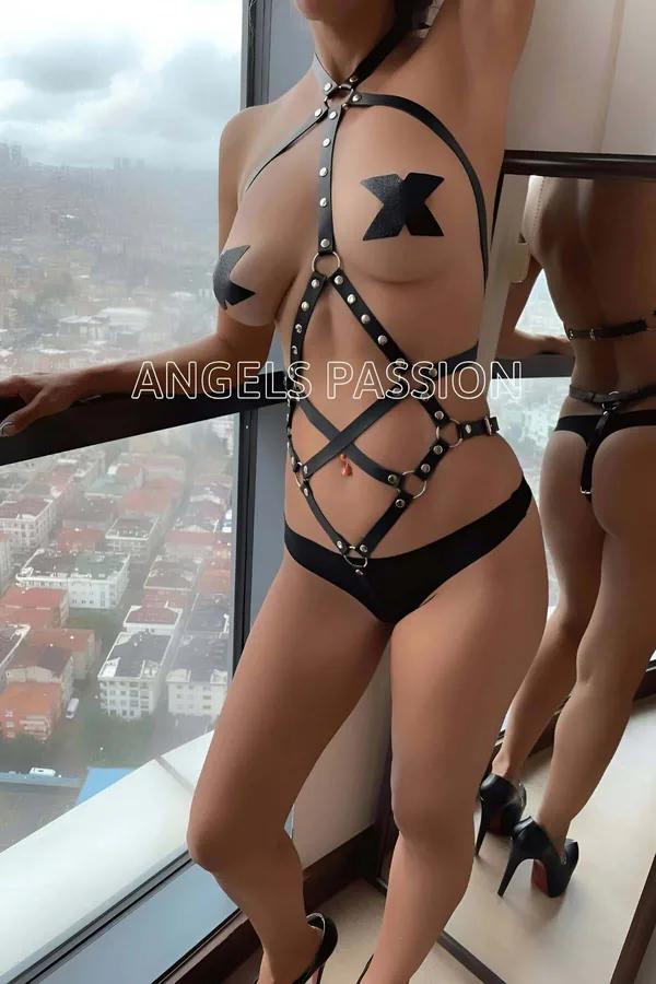 siyah vegan deri body harness gümüş O-halkalar ve perçinli çapraz bant tasarımı tam vücut