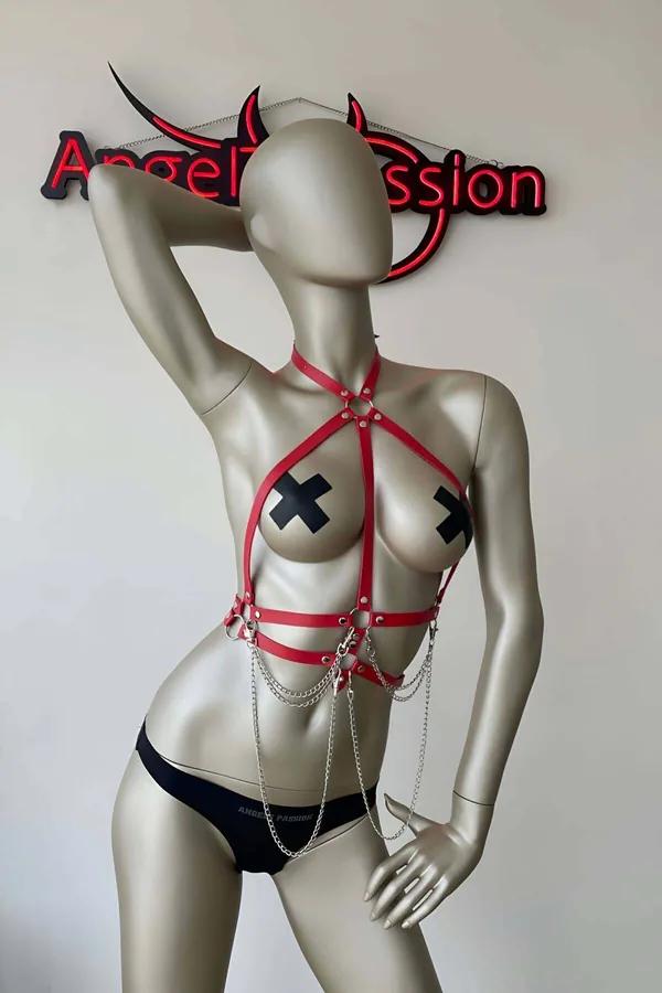 Kırmızı suni deri göğüs harness gümüş O-halkalar ve sarkan zincir detayı ile manken üzerinde