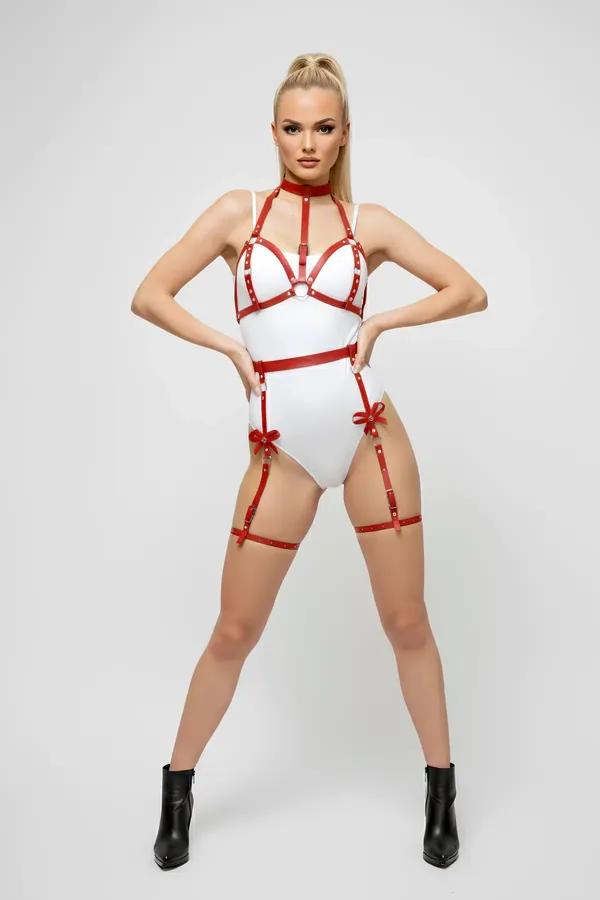Kırmızı vegan deri jartiyer harness, altın O-halka ve zımba detaylı, choker ve uyluk bantlı set