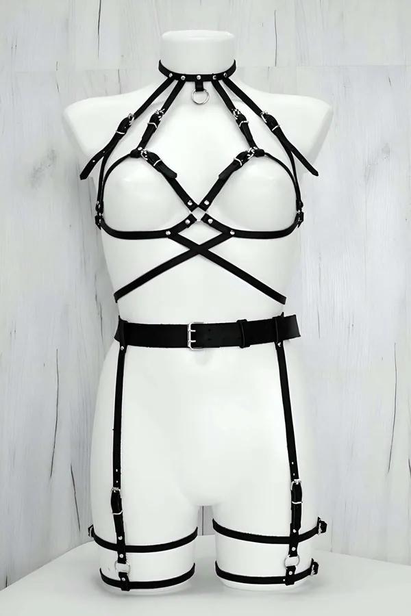 Siyah suni deri çok parçalı harness takım, gümüş metal O-halka ve toka detayları, boyun halkası göğüs bandı bel ve uyluk bant