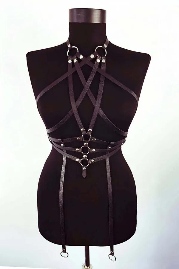 siyah vegan deri tam vücut harness gümüş O-ring çapraz şerit ve garter askılı manken görseli