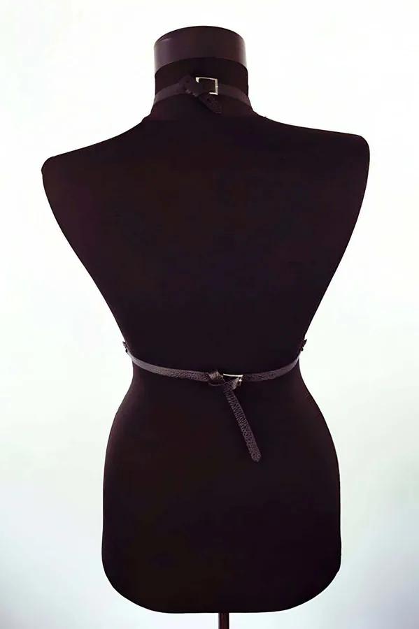 siyah vegan deri tam vücut harness gümüş O-ring çapraz şerit ve garter askılı manken görseli