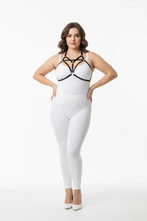 büyük beden siyah lastik göğüs harness geometrik şerit altın toka detayı büyük beden model üzerinde