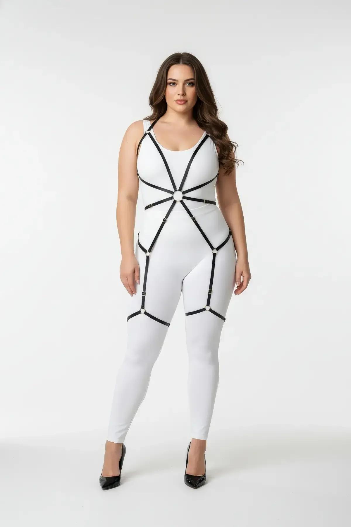 büyük beden siyah elastik harness gümüş O-ring ve çift jartiyerli tam vücut aksesuar beyaz bodysuit üzerinde