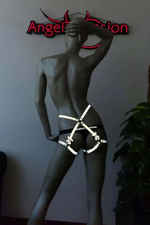 Siyah reflektörlü harness pole dance kalça kuşağı metal D-halka ve parlayan yatay bantlar