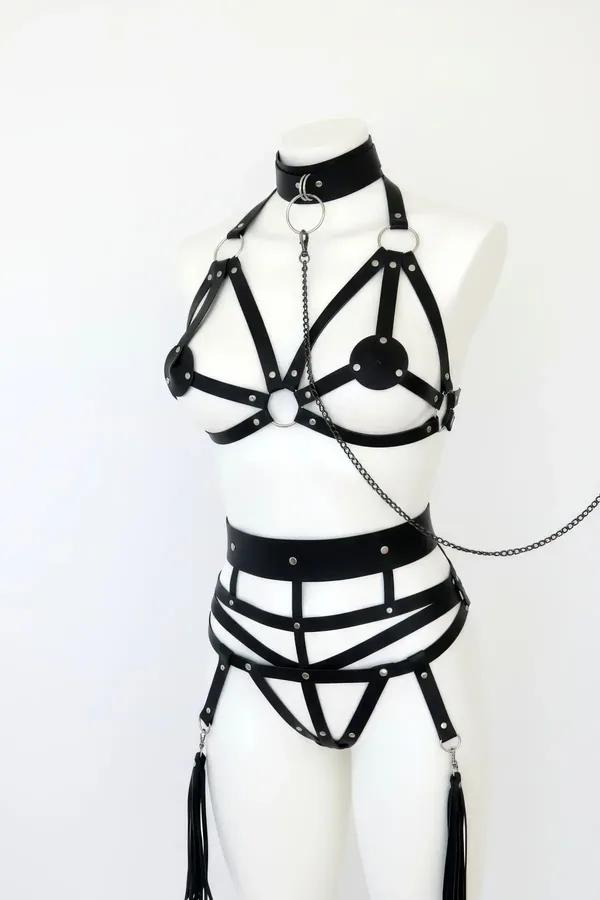 Siyah vegan deri harness takım gümüş metal O-halka zımba ve zincir detaylı dört parça set manken üzerinde