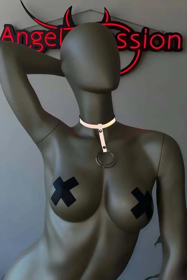 Reflektörlü beyaz bantlı O-halkalı ince choker boyunluk karanlık ortamda ışığı yansıtır
