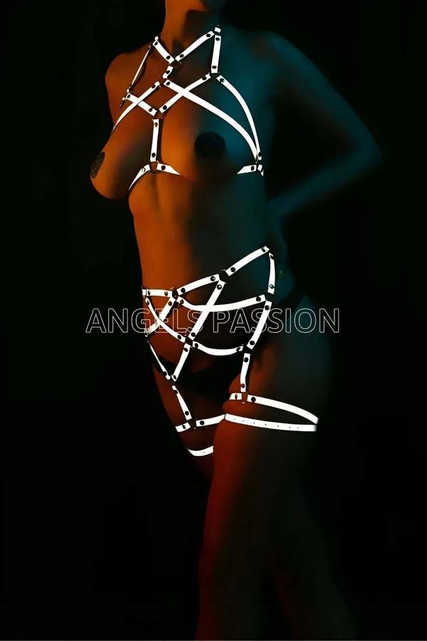 Karanlıkta parlayan reflektörlü siyah harness set, mavi ışıkta beyaz yansıma yapan bantlar, iki parçalı bra ve jartiyer harne
