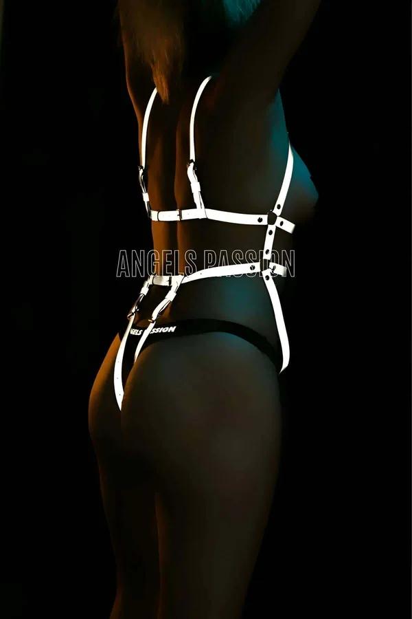 reflektörlü kadın body harness karanlıkta beyaz yansıyan kafes tasarımı O-ring detaylı tam vücut