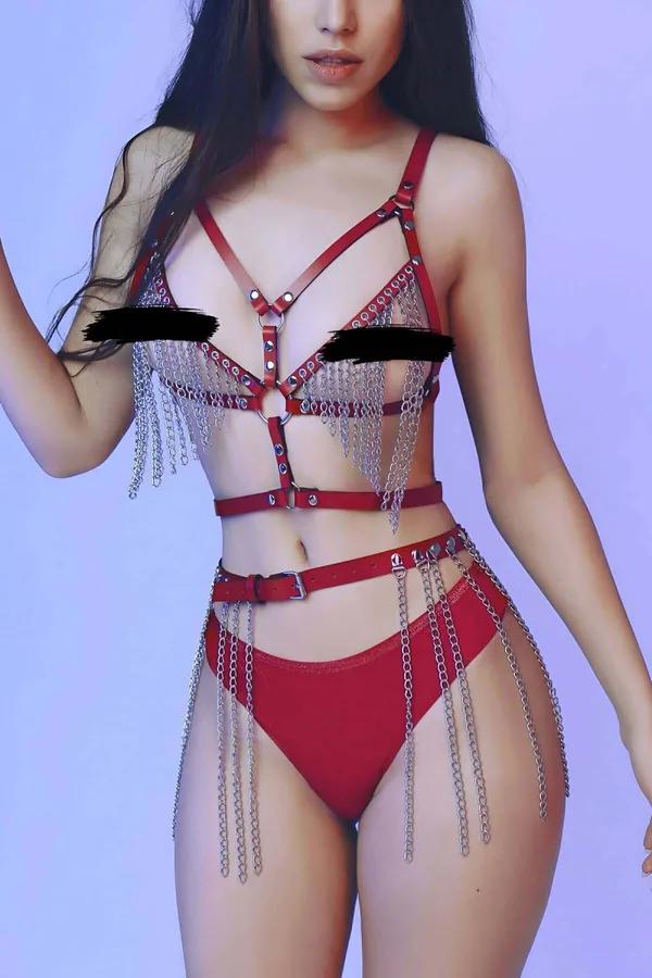 Kırmızı suni deri bantlar ve gümüş sallanan zincirli iki parçalı fantazi harness takım, ön görünüm