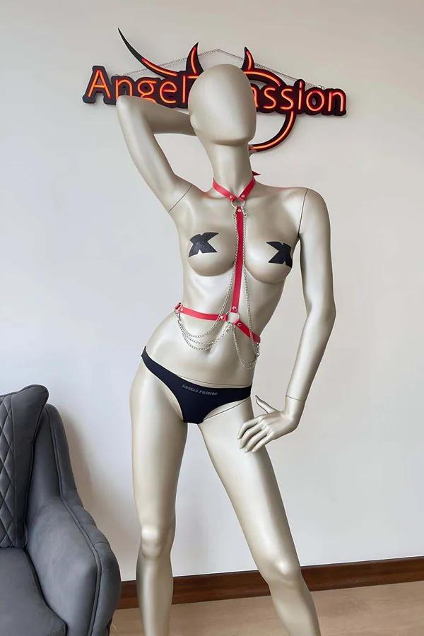 Kırmızı vegan deri göğüs harness gümüş O-ring ve dört sarkıt metal zincir detayı