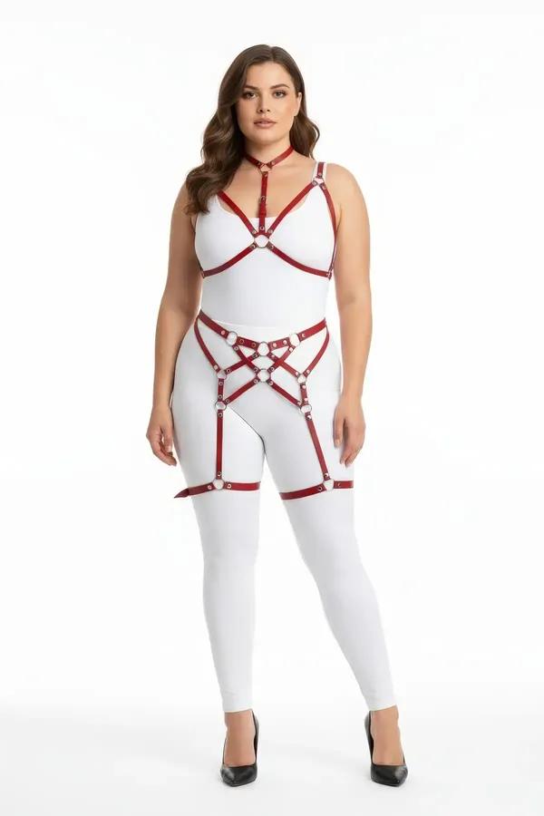büyük beden kırmızı vegan deri harness takım jartiyerli set gümüş O-ring toka detaylı plus size model üzerinde