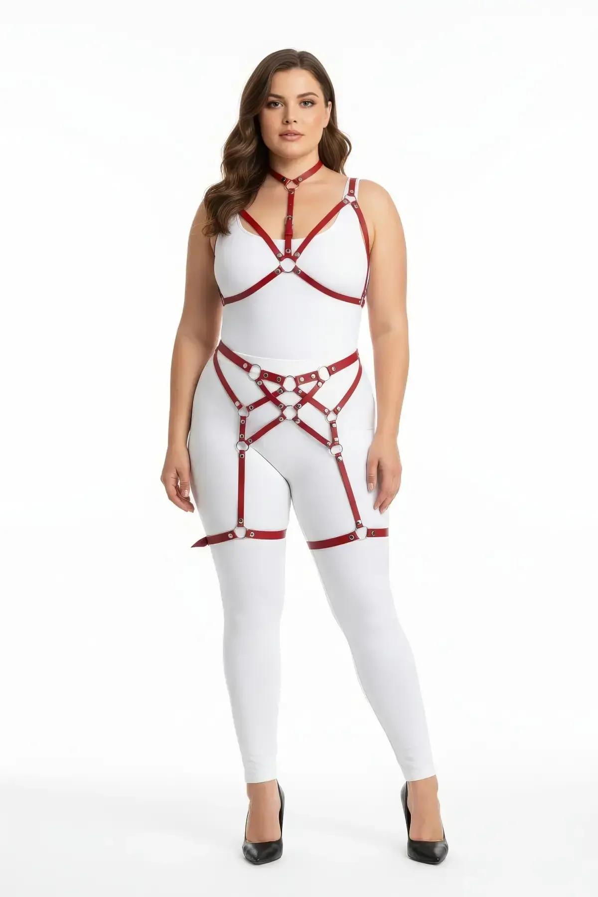 büyük beden kırmızı vegan deri harness takım jartiyerli set gümüş O-ring toka detaylı plus size model üzerinde