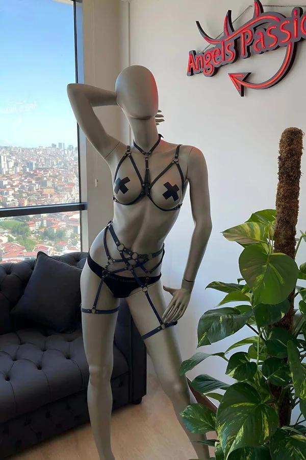 Reflektörlü harness jartiyer takım holografik gökkuşağı bantlı siyah üç parçalı set manken üzerinde
