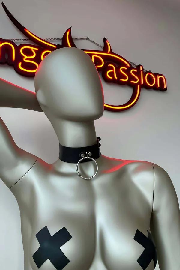 siyah suni deri geniş bant choker tasma gümüş O-halka detayı mankende