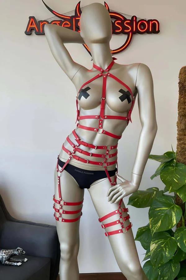 kırmızı suni deri tam vücut harness takımı gümüş toka ve O-ring detayı manken üzerinde
