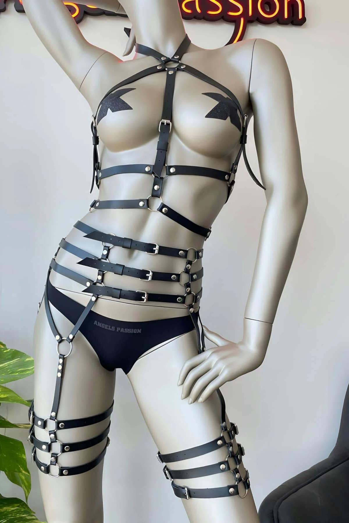 siyah vegan deri tam vücut harness takımı gümüş O-halka ve metal toka detayı jartiyer bantlı set