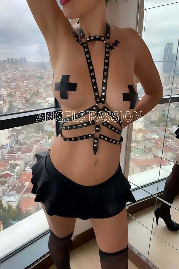 Siyah suni deri harness korse gümüş zımba detaylı yıldız tokalı boyunluklu kafes bel tasarımı