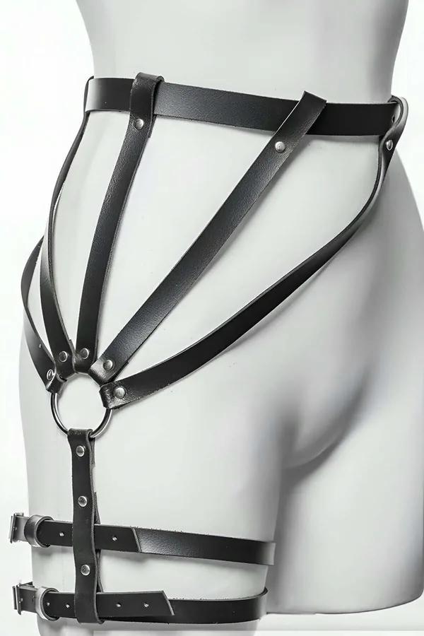 siyah vegan deri bacak harness tayt üzeri gümüş O-ring ve perçin detaylı jartiyer harness aksesuarı