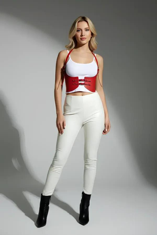 kırmızı vegan deri harness korse çift siyah metal toka ve halter askılı bel bandı beyaz atlet üzerinde