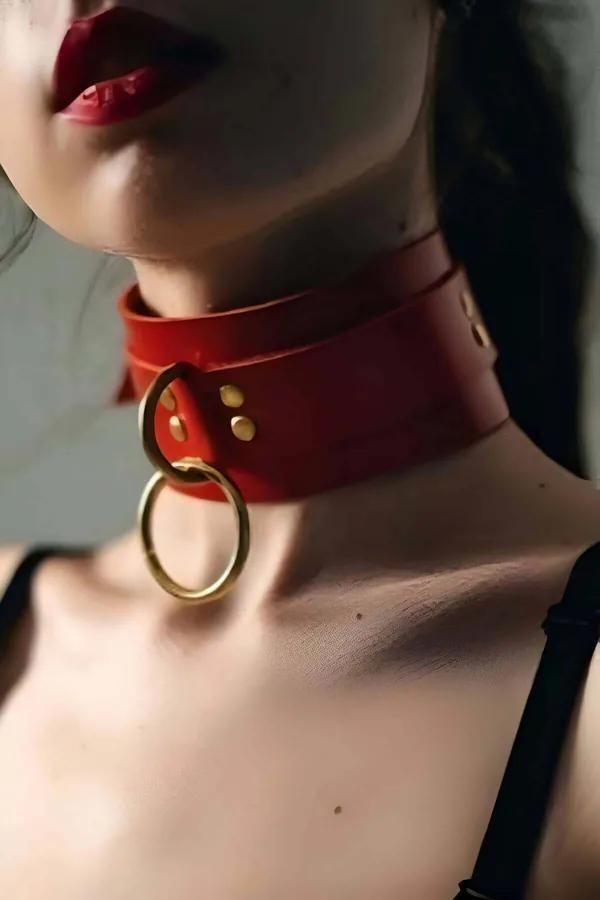 kirmizi vegan deri genis serit choker altin O-halka ve altin percin detayli boyun aksesuari