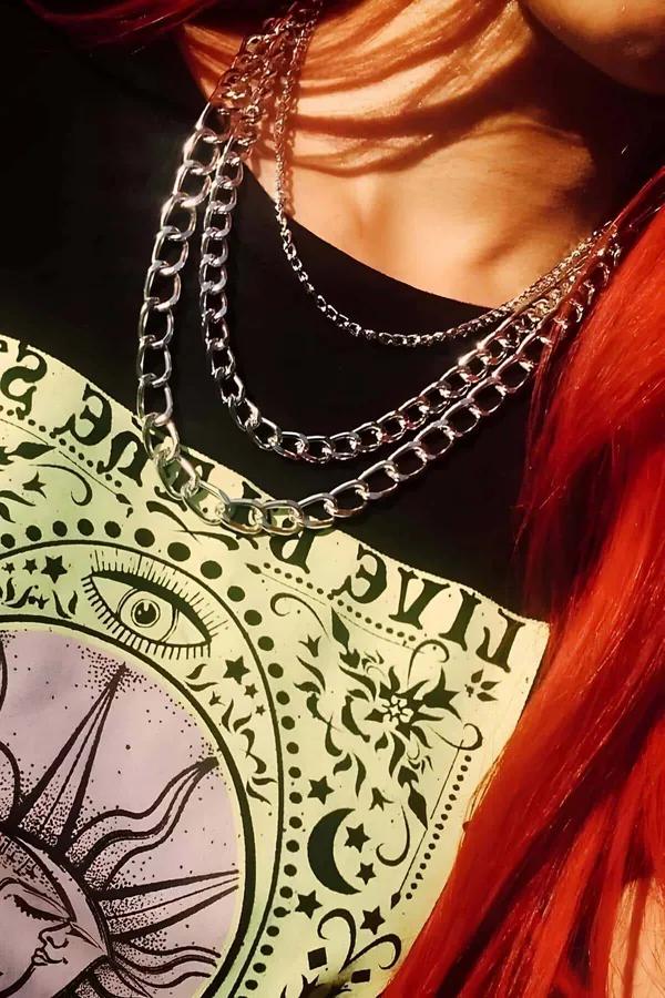 gümüş üç katlı zincir choker boyun aksesuarı arkadan bağlamalı curb ve ince zincir detayı