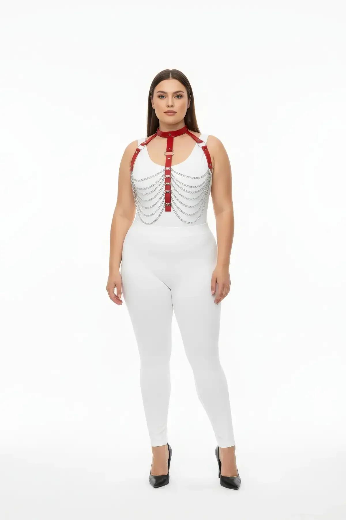 Büyük beden kırmızı vegan deri harness, göğüs üzerinde çoklu sarkıt gümüş zincir, choker boyunluk ve ön metal toka
