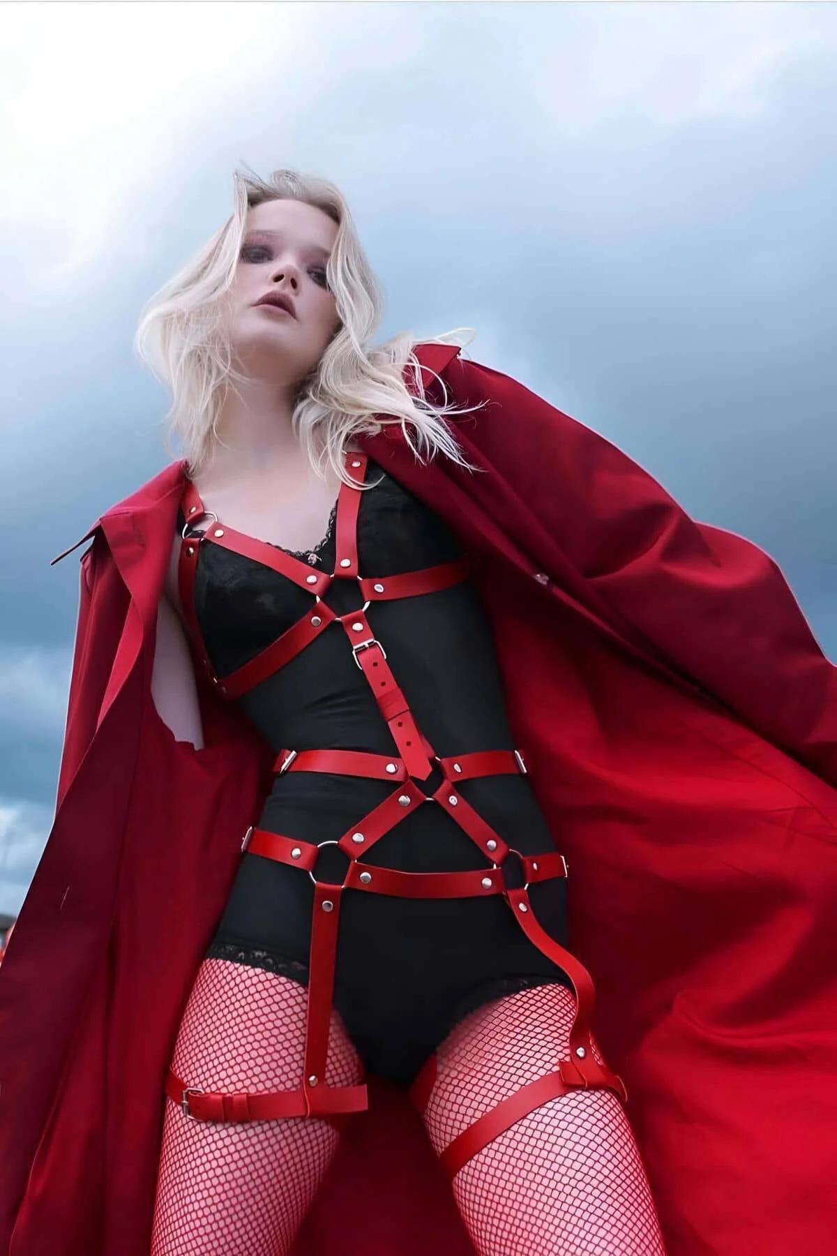 kırmızı vegan deri tam vücut harness gümüş O-ring ve perçinlerle göğüsten uyluğa uzanan set