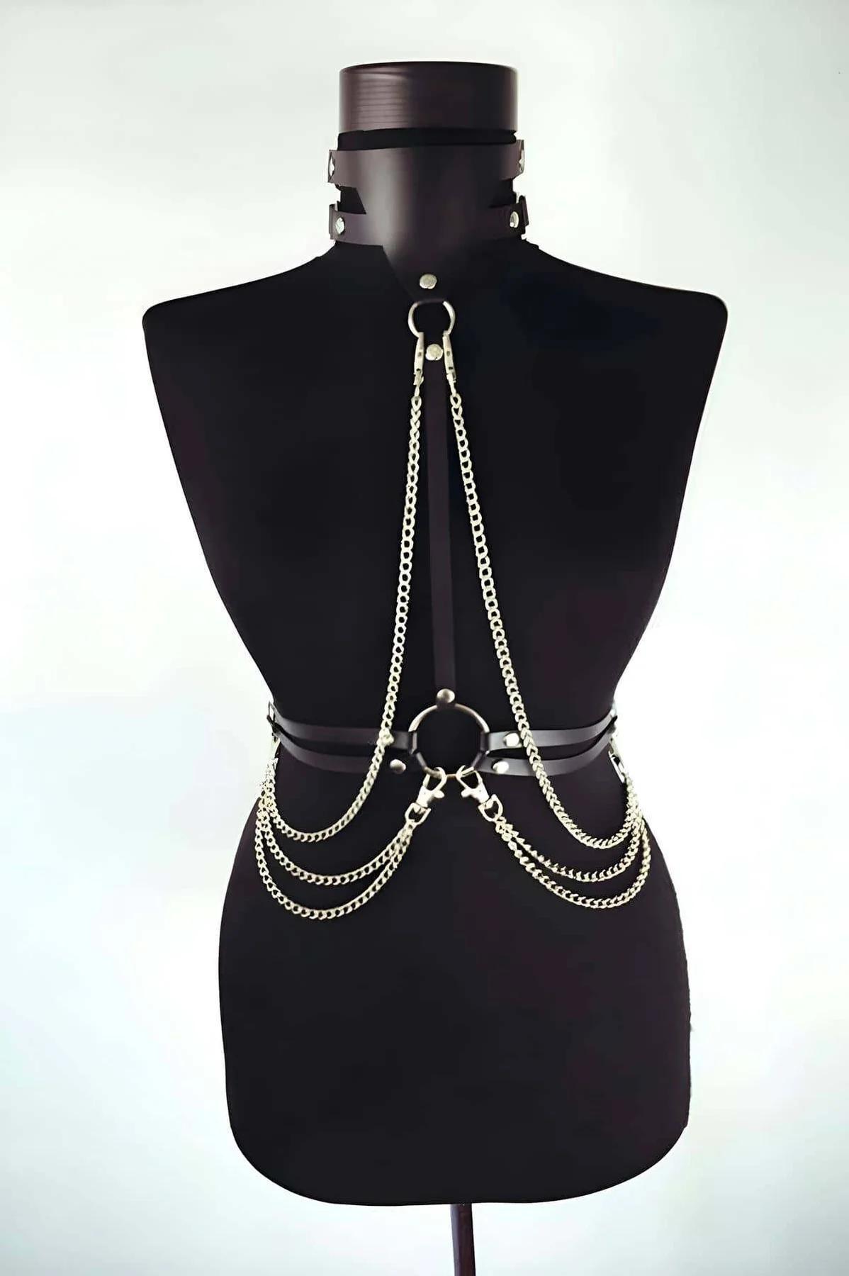 siyah suni deri göğüs harness altın zincir drapajlı choker ve bel bantlı tam vücut aksesuar