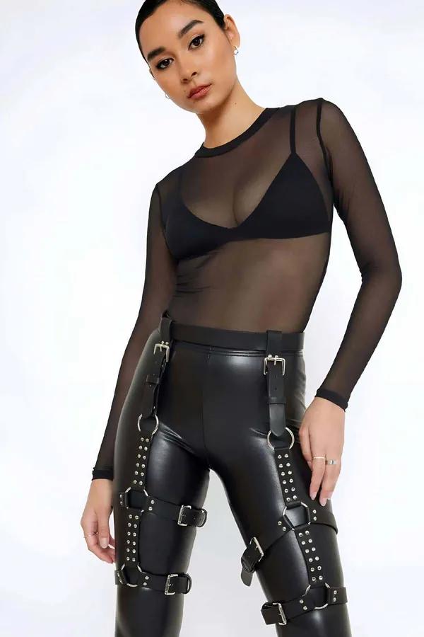 siyah vegan deri bacak harness gümüş metal toka ve perçin detayı uyluk diz çevresi