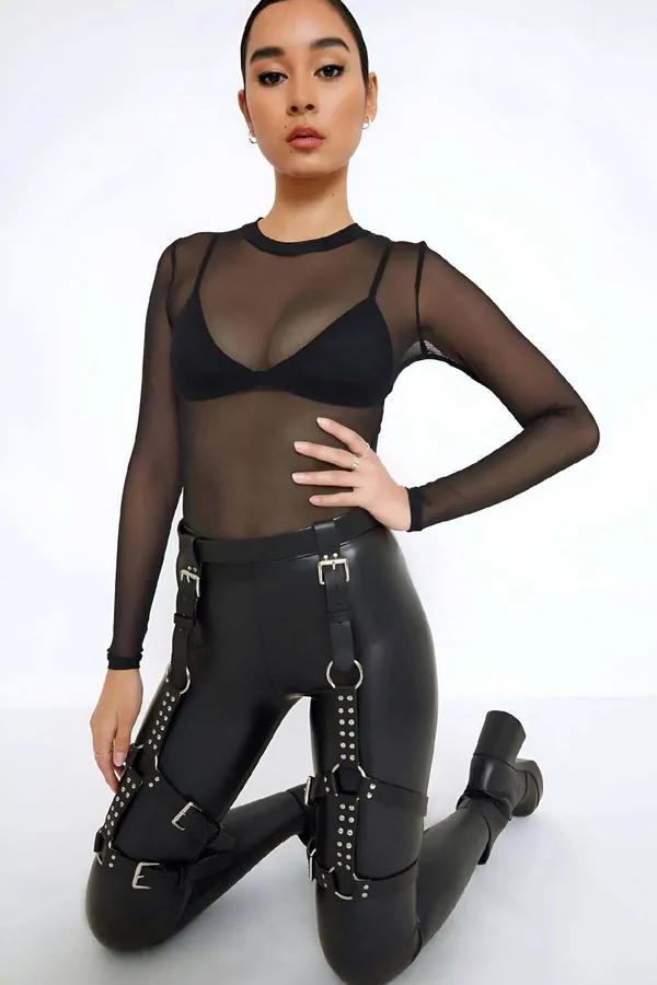 siyah vegan deri bacak harness gümüş metal toka ve perçin detayı uyluk diz çevresi
