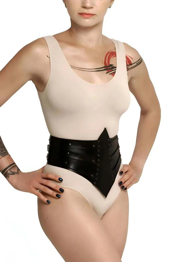 perçin detaylı siyah vegan deri bel korsesi chevron sivri uç gümüş perçin krem bodysuit üzerinde