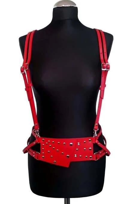 kırmızı vegan deri harness perçinli ön panel gümüş toka omuz askılı gövde