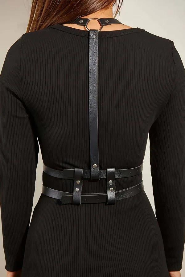 siyah suni deri omuz askılı çift kemerli harness siyah elbise üzerinde gümüş tokalı