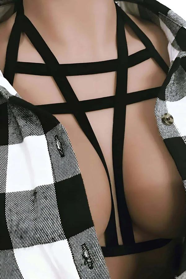 Siyah elastik lastik bantlı geometrik göğüs harness ekose gömlek üzerinde çapraz bant detayı