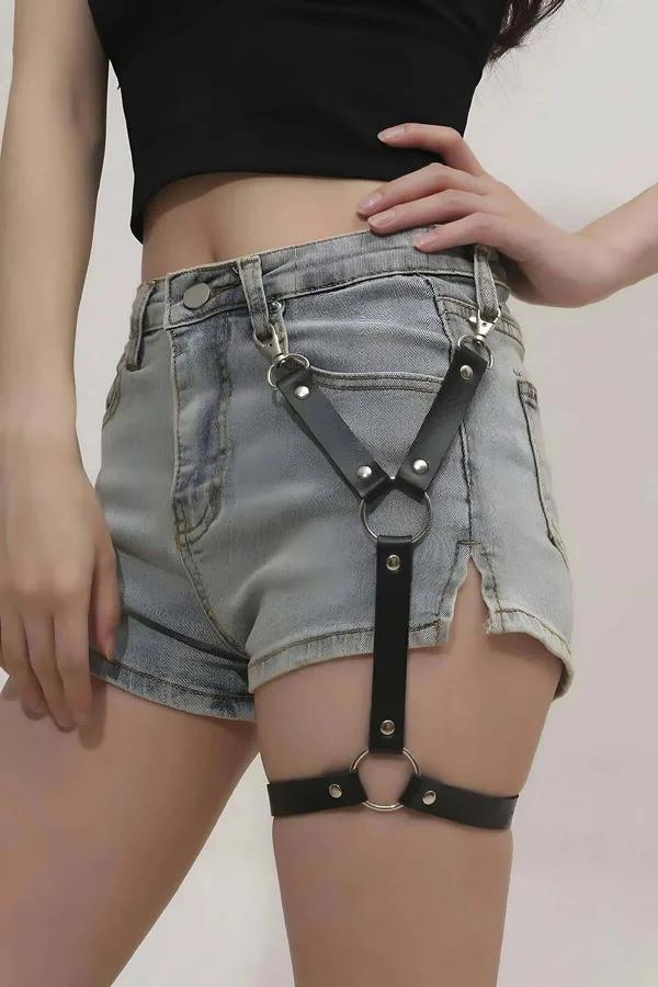 siyah vegan deri tek bacak jartiyer harness gümüş O-halka ve perçinlerle denim şort üzerinde