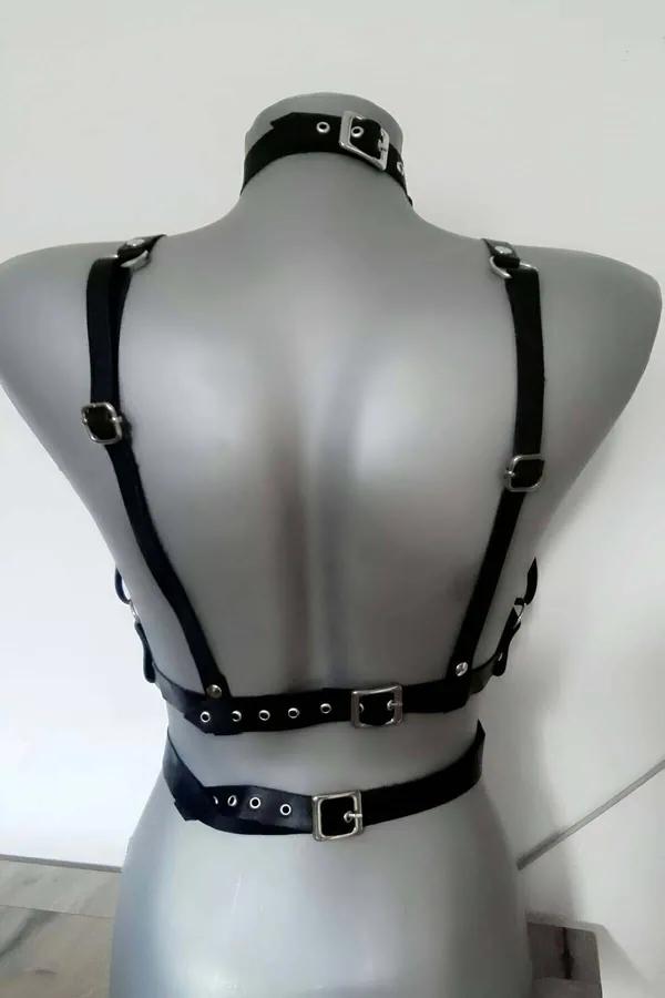 Siyah vegan deri göğüs harness gümüş metal toka ve perçin detaylı, kadın üzerinde dantel sütyen üstü