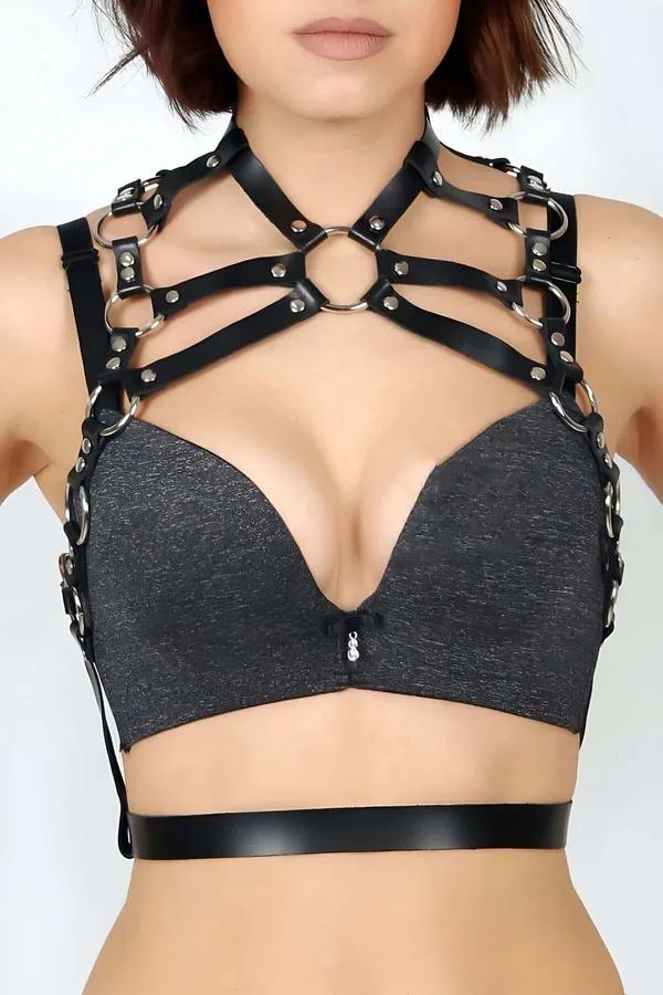 Siyah vegan deri göğüs harness gümüş O-halkalı boyun ve bel bantlı önden görünüm