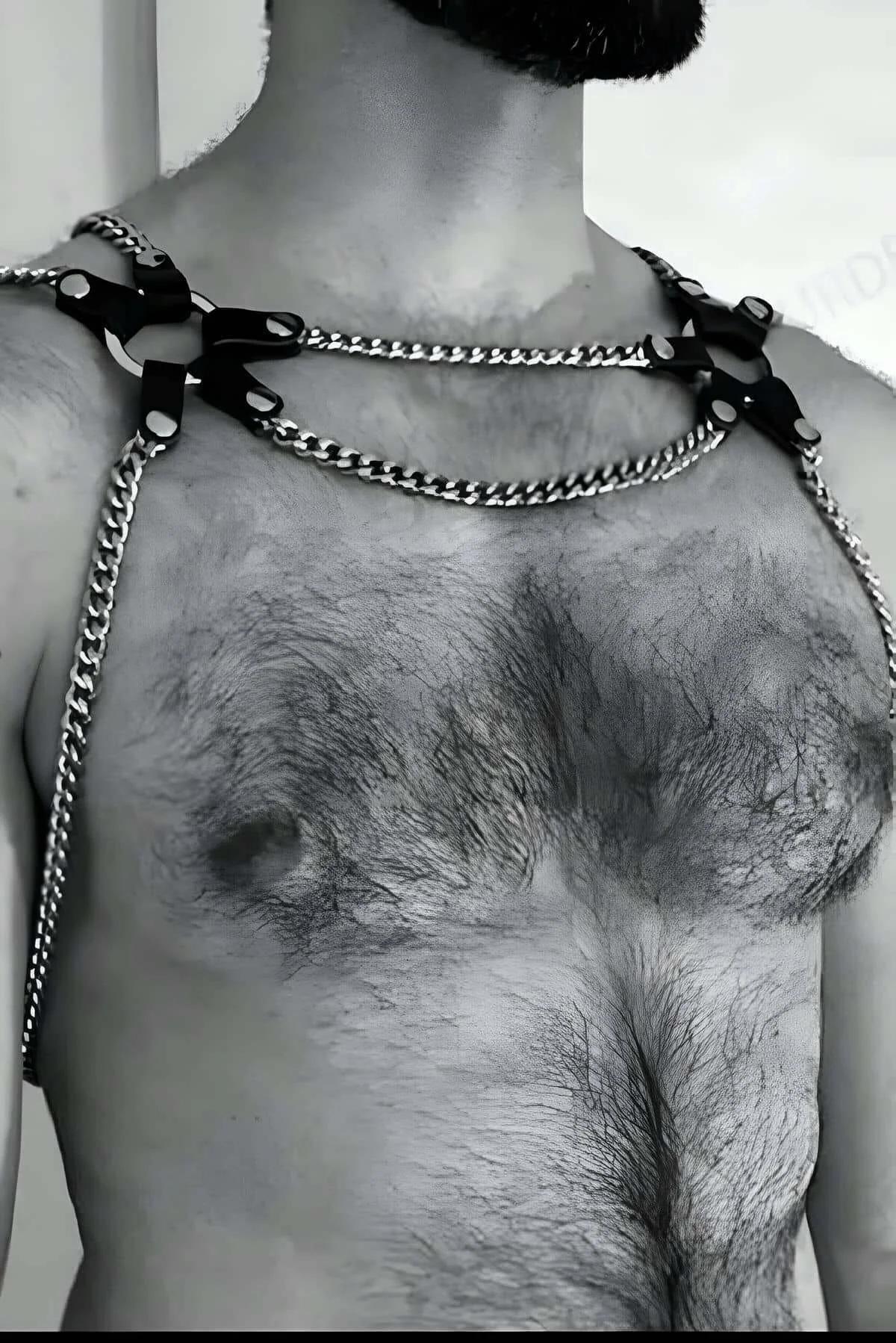 siyah vegan deri şeritli gümüş zincirli erkek göğüs harness metal perçin bağlantılı