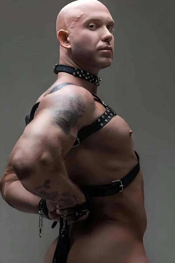 siyah vegan deri erkek göğüs harness, çivili choker ve saçaklı kırbaç set, gümüş metal O-ring ve perçin detayı