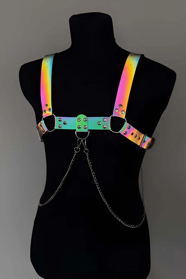 Rainbow holografik reflektörlü vegan deri erkek göğüs harness, gümüş O-ring ve sarkan metal zincir detayı